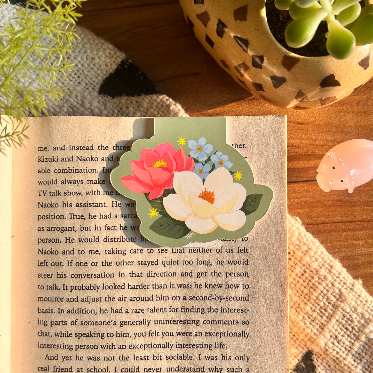 Magnolia Blossom - Floral Magnetic Bookmark